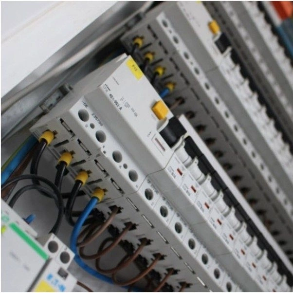 Rozdzielnica elektryczna w serwerowni